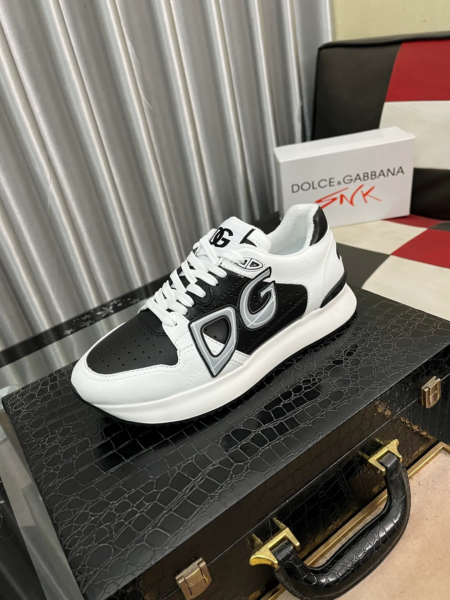 Men's men's shoes💰500⌚️⌚️New Dolce & Gabbana/top original DG heavy industry series, new casual fashion shoes👟Simple and elegant style, fashionable and exclusive👑Fashionable and generous. Upper: Original first-layer calfskin, comfortable sheepskin lining. Original special electroplated combination outsole, exquisite and luxurious, super A level! Compared with the genuine product at the counter, the version is no worse at all💕Size: 38-46